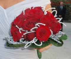 Bouquet di rose rosse per la sposa