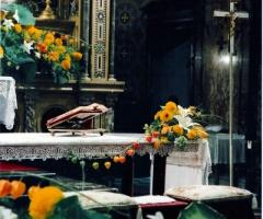 Allestimento dell'altare per il matrimonio