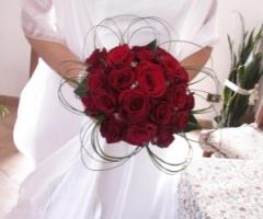 Bouquet di rose rosse per la sposa 
