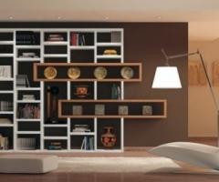 Libreria con elementi in legno per la casa degli sposi