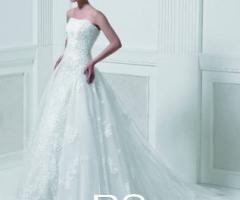 Abito da sposa senza spalline e ricami