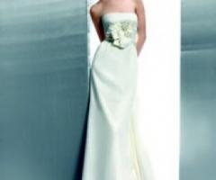 Abito da sposa senza spalline e grosso fiore in tessuto sul davanti