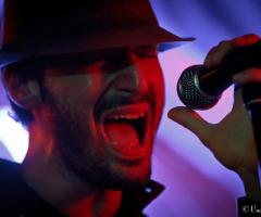 N Joy Live Music Entertainment  - Il cantante del gruppo durante un'esibizione