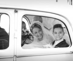 La sposa arriva in chiesa con il paggetto