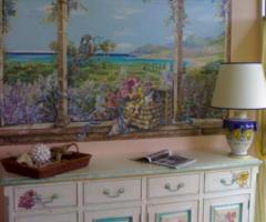 Mobile in legno decorato per l'allestimento del matrimonio