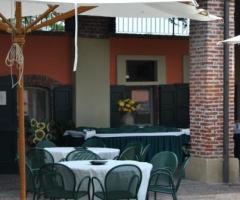 Allestimento del giardino per l'aperitivo di nozze