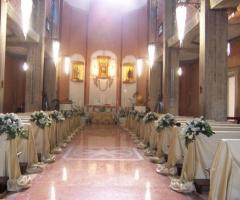 Addobbi con fiori per il matrimonio in chiesa