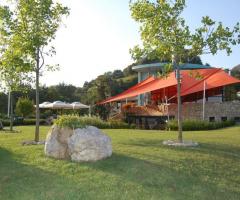 Esterno con parco della location di nozze