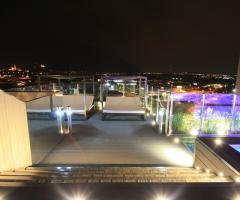 Terrazza con piscina e giardino verticale