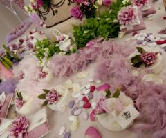 Allestimento con piume per il tavolo delle bomboniere