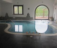 Piscina interna nella sala relax presso l'agriturismo per ricevimento di matrimonio Masseria Rocca di Gonato