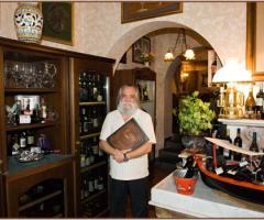 Lo chef Nello Cardillo nel ristorante La Muciara a Santa Flavia (Palermo)