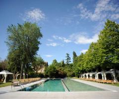 La piscina della villa circondata da bellissimi alberi ad alto fusto