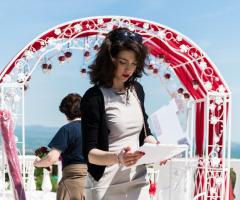 Wedding planner che controlla la scaletta degli arrivi dei fornitori - Kairos Events