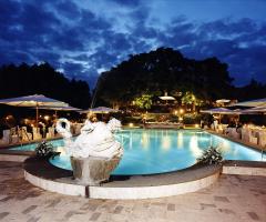 Matrimionio attorno alla piscina di sera