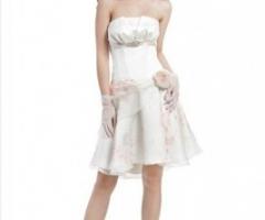 Abito da sposa corto con motivi floreali sulla gonna