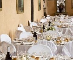 Allestimento della sala per il buffet di matrimonio