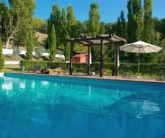 Piscina dell'agriturismo per ricevimenti di matrimonio all'aperto