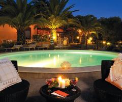 Matrimonio serale a bordo piscina