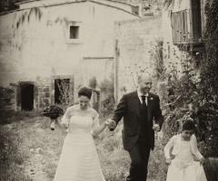 Foto effetto antico degli sposi con la damigella