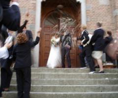 Foto del lancio del riso agli sposi all'uscita dalla chiesa