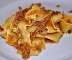 Pappardelle al ragù: tradizionale primo piatto del ristorante Antica Filanda