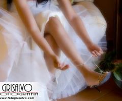 Grisalvo Fotografia - Una sposa si infila le scarpe