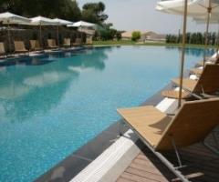 Ampia piscina con vista parco a Noto (Siracusa)