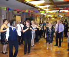 Ariel intrattiene gli ospiti durante il banchetto di nozze