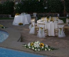 Girasoli e gigli per l'allestimento floreale a bordo piscina