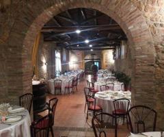 Ampia e caratteristica sala con arco in pietra