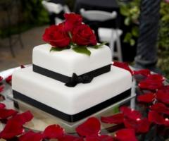 Torta con rose rosse per le nozze