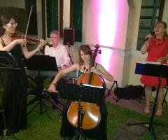 Trio e cantante moderna cena in villa Archi Delle Terme
