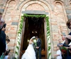 Decorazione esterno Chiesa della cerimonia di matrimonio