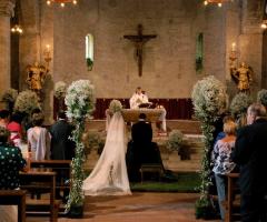 Allestimento con alberelli di nebbiolina per la cerimonia in chiesa