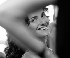 Foto rubata della sposa sorridente