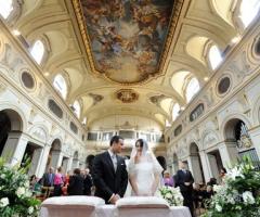 Fotografia degli sposi all'altare