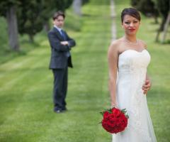 Foto degli sposi in giardino