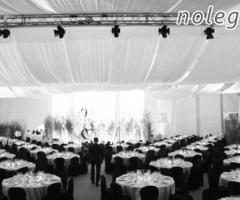 Ricevimento di matrimonio con tavoli rotondi