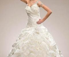 Abito da sposa a balze, dalla gonna voluminosa ed il corpetto ricamato in perle -  Victoria Paradise Spose