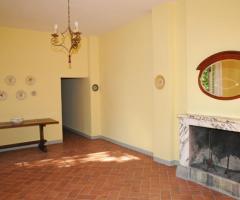 Salone interno della villa con camino in marmo