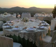 Allestimento del tavolo con una tovaglia in pizzo