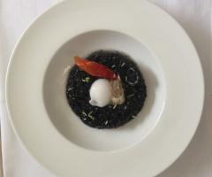 Primo piatto di riso nero