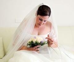 Sposa guarda i fiori