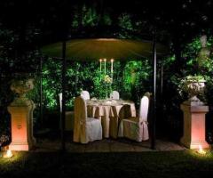 Allestimento del tavolo degli sposi in giardino