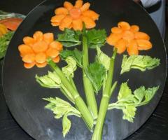 Allestimento di nozze fatto di frutta e verdura