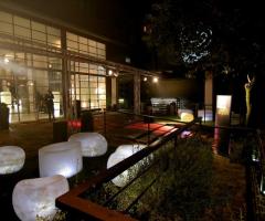 Allestimento della terrazza di Officine Farmeto per un matrimonio di sera