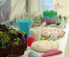 Buffet di confetti policromo per il ricevimento di nozze