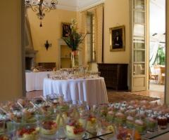 Salone della location di matrimonio con il buffet dei dolci