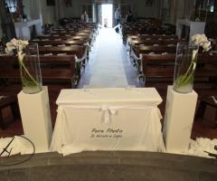 Allestimento dell'altare con orchidee